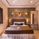 Stayvista\'S Peace Paradise - In The Heart Of Panchgani With Swimming Pool, Lawn, Indoor Activities, And Terrace