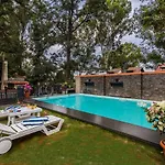 Stayvista\'S Peace Paradise - In The Heart Of Panchgani With Swimming Pool, Lawn, Indoor Activities, And Terrace