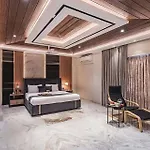 Stayvista At Grande Prima - Pool, Theatre Room & Bbq