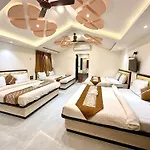 Hollywood Palace Resort