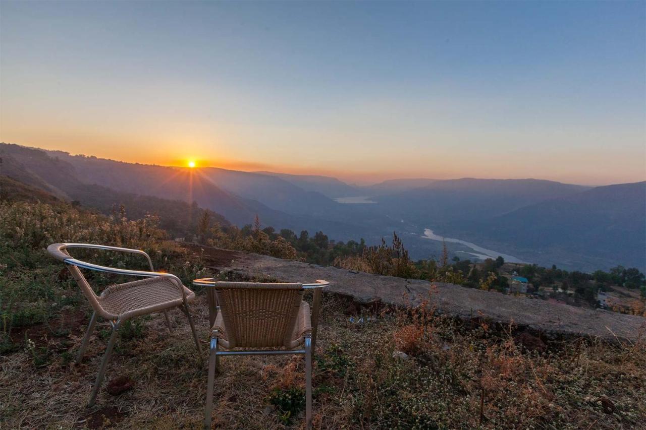 Villa Mountain's Edge By Stayvista: Chic Mountain-view *