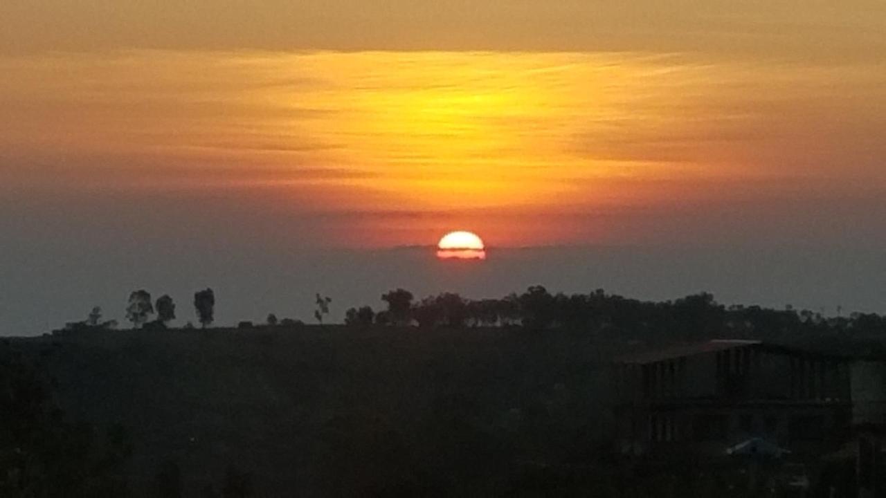 Tabletop Balcony - Valley View With Massive Hall Homestay Panchgani