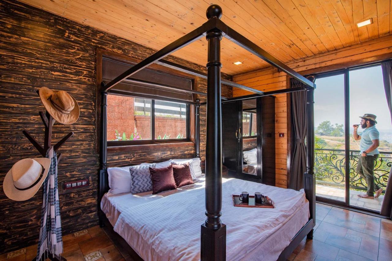 Cowboy Castle: Valley View Retreat With Theatre & Games Villa *