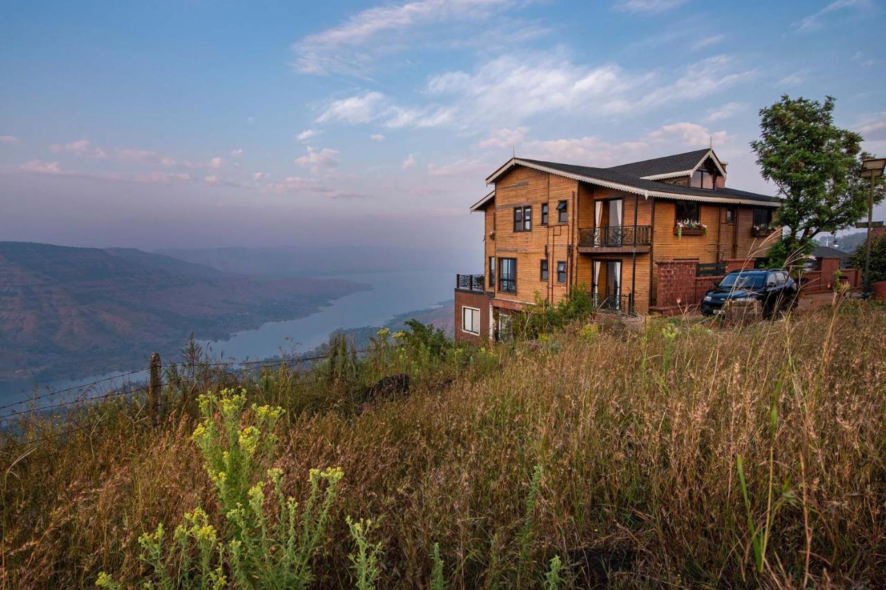 Villa Cowboy Castle: Valley View Retreat With Theatre & Games Panchgani