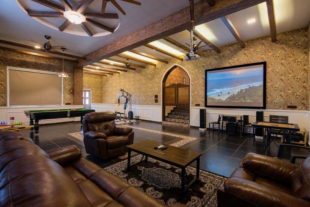 Cowboy Castle: Valley View Retreat With Theatre & Games Villa *