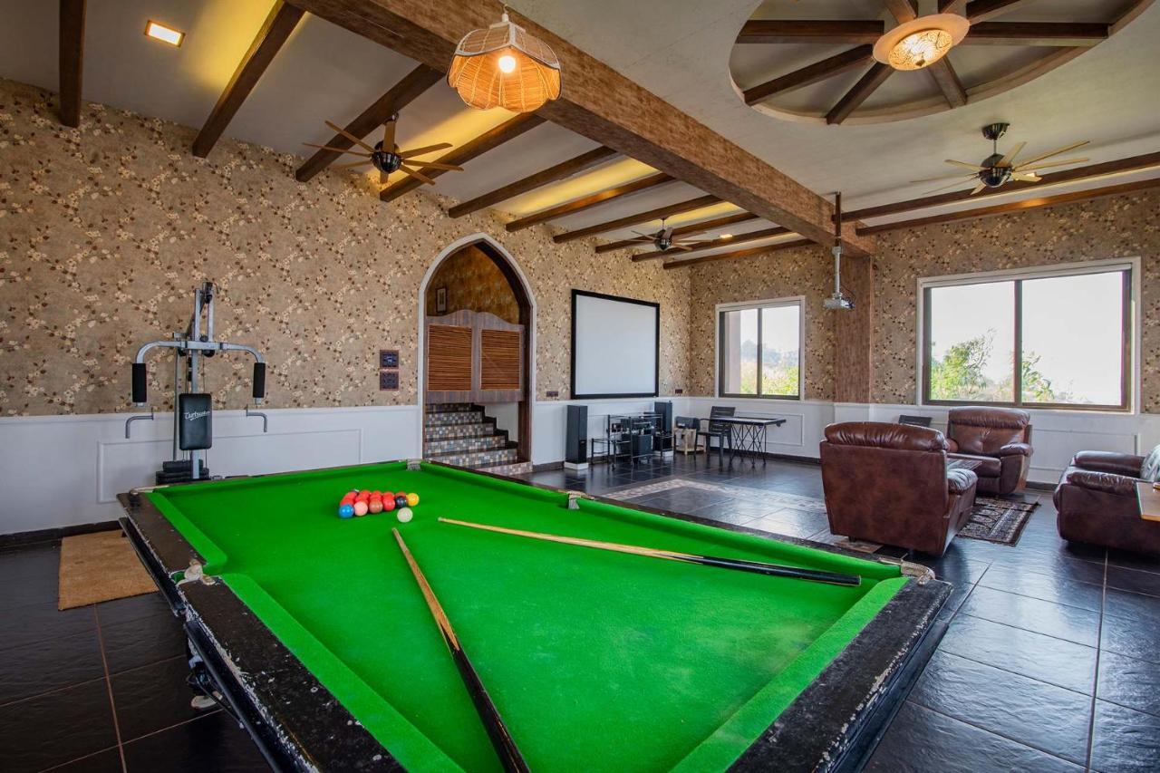 Cowboy Castle: Valley View Retreat With Theatre & Games Villa