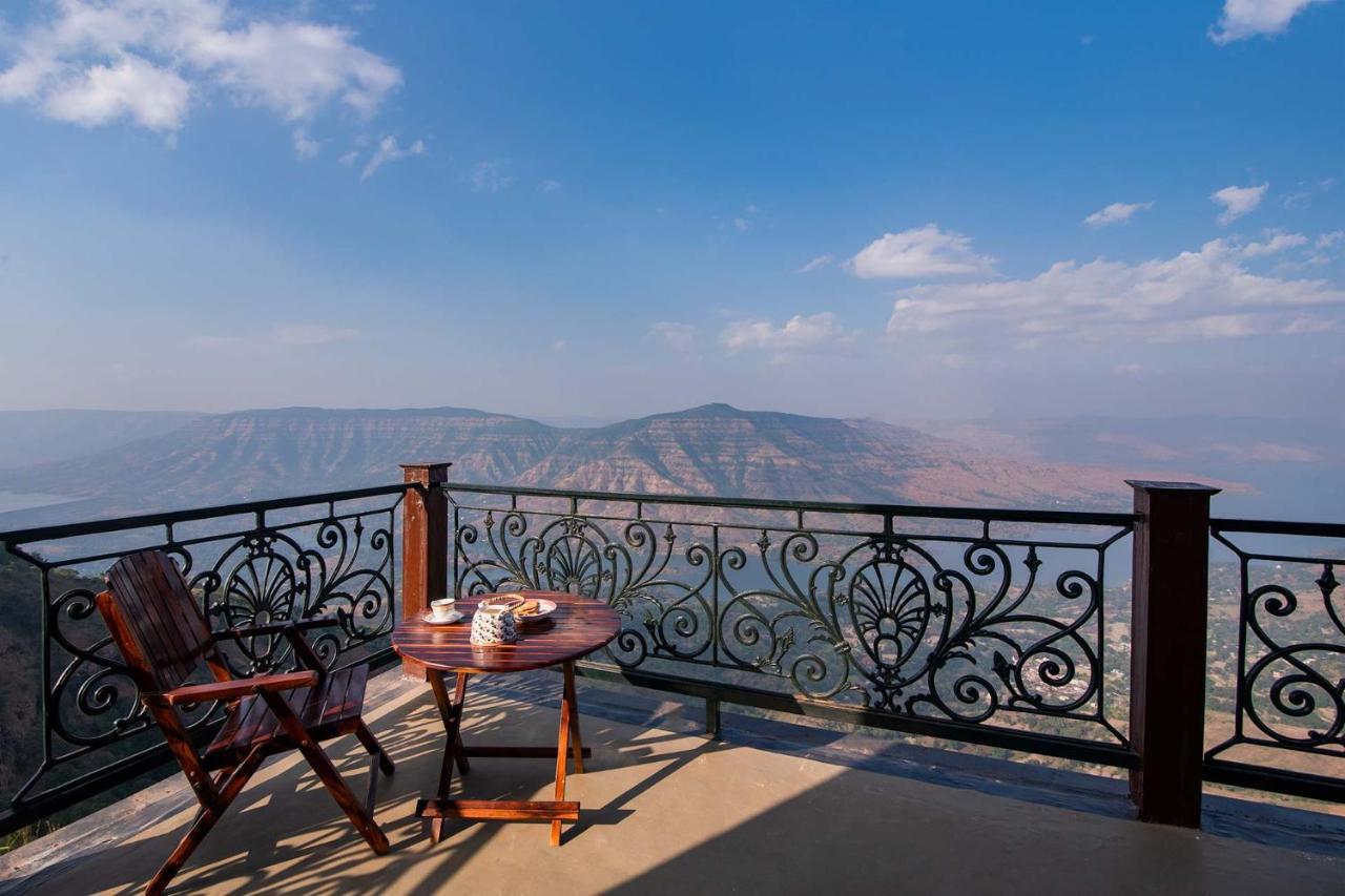 Villa Cowboy Castle: Valley View Retreat With Theatre & Games Panchgani