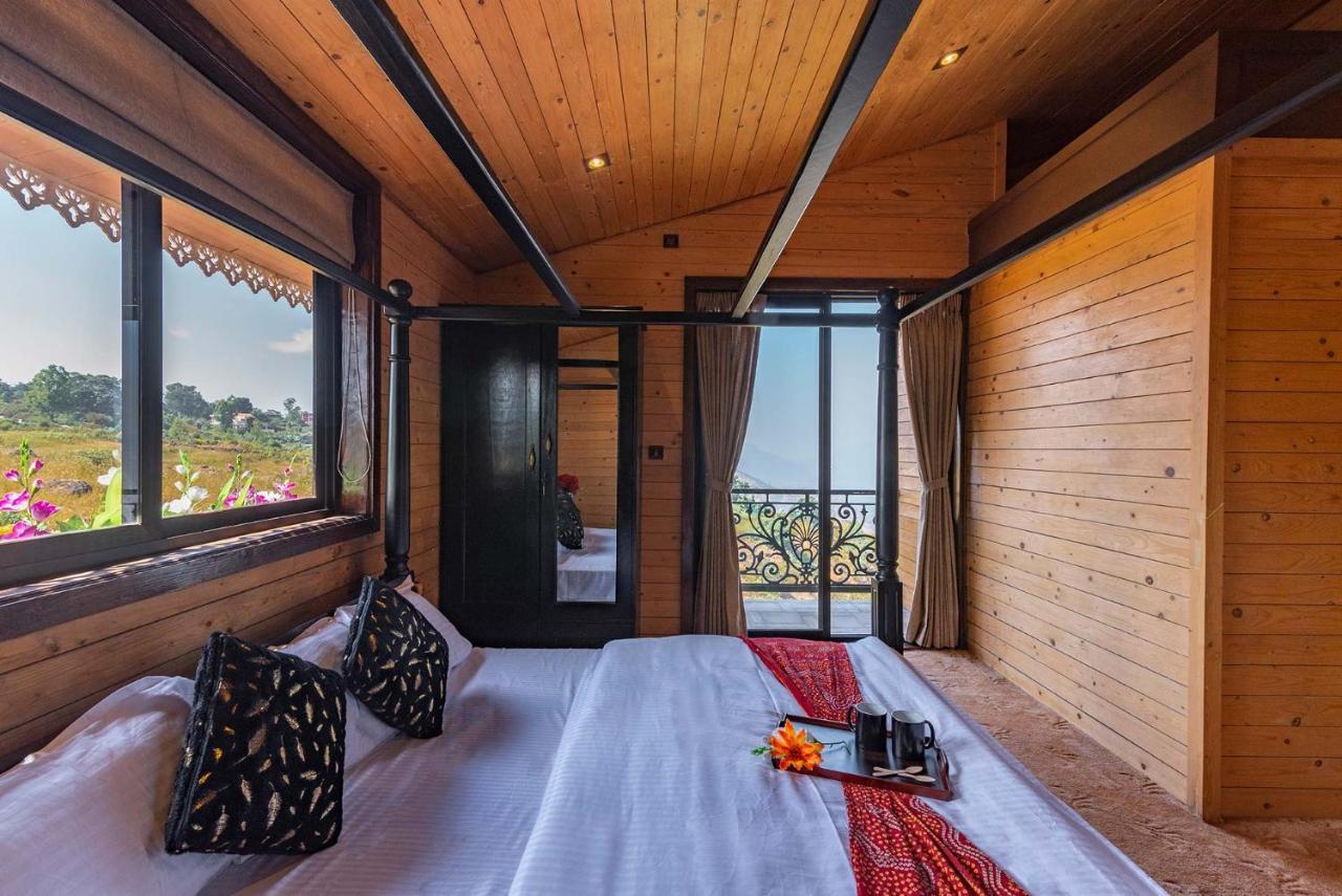 Cowboy Castle: Valley View Retreat With Theatre & Games Villa *