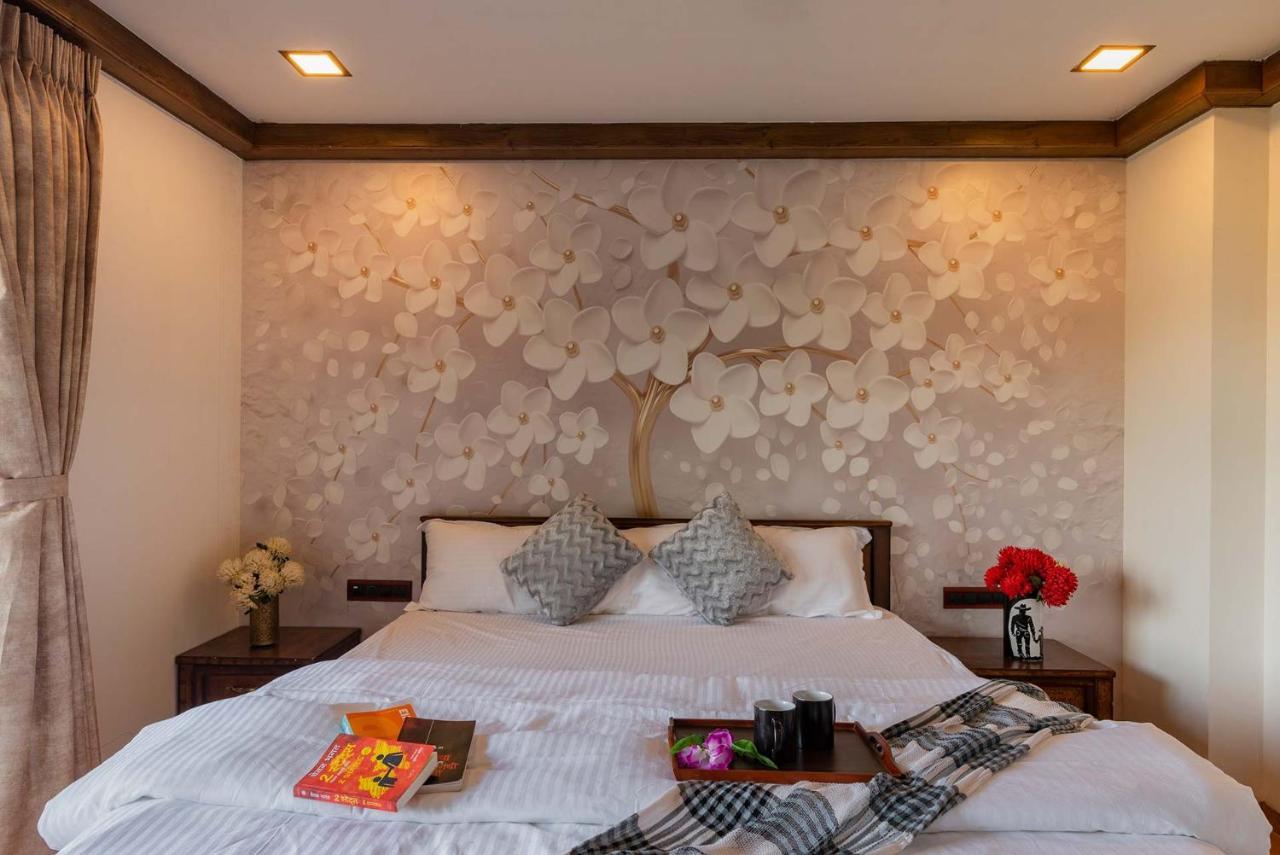 Cowboy Castle: Valley View Retreat With Theatre & Games Panchgani