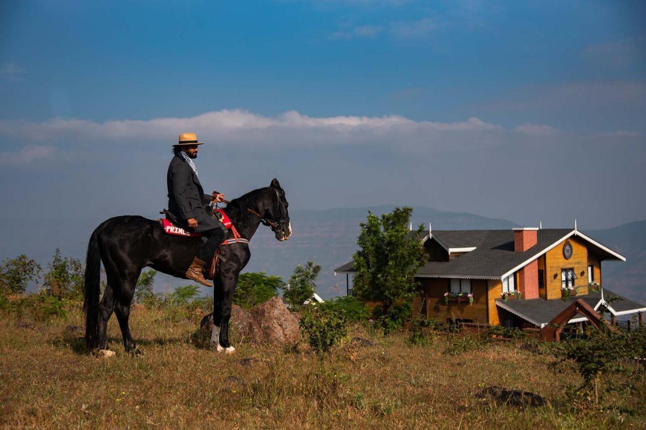 Cowboy Castle: Valley View Retreat With Theatre & Games Panchgani