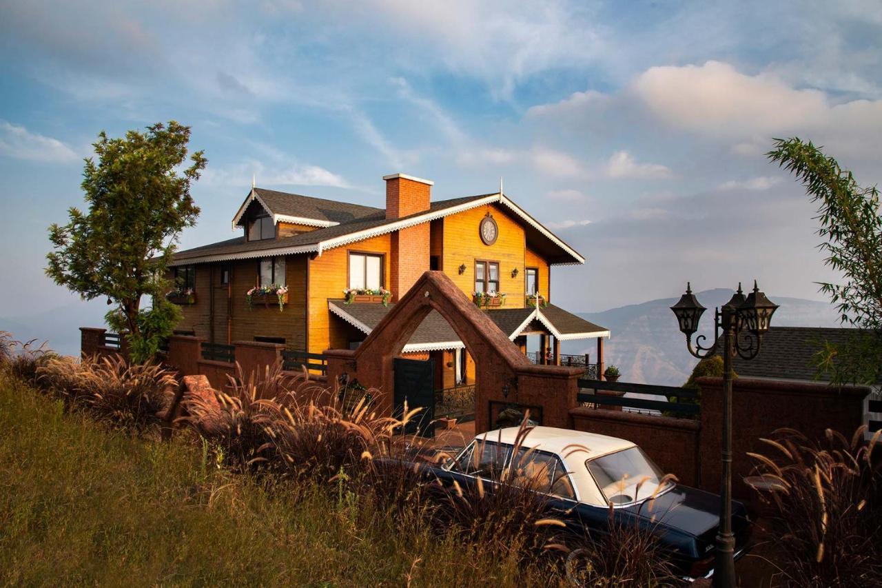 Cowboy Castle: Valley View Retreat With Theatre & Games Panchgani