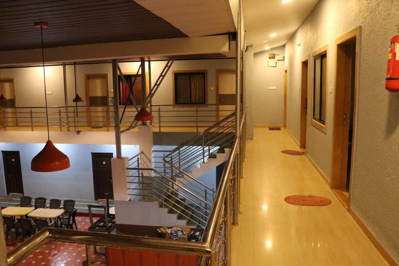 Hotel Param And Restaurant *