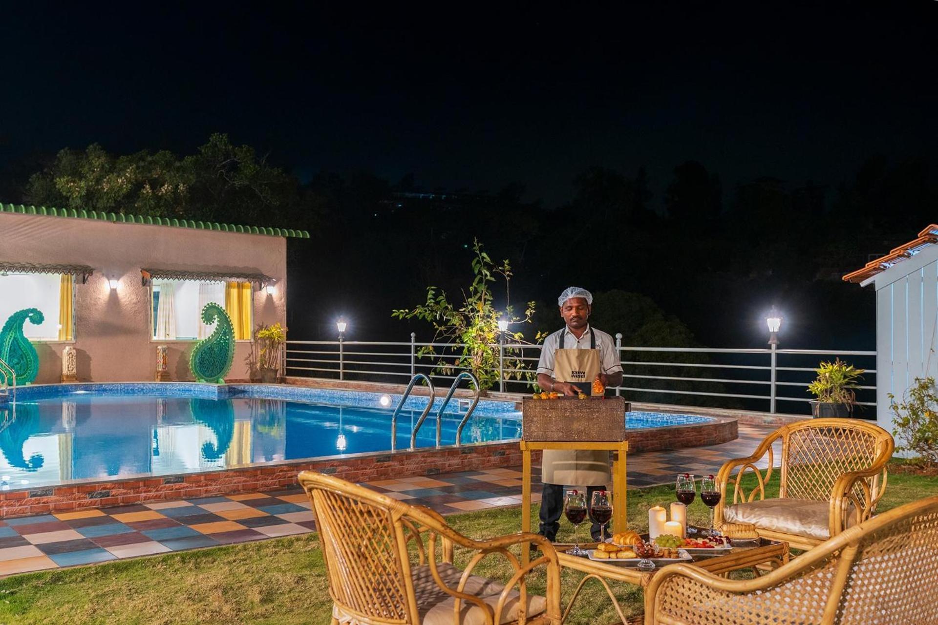 Villa Stayvista's Lawn House At Sula Wada - Vintage-charm Cosy With Swimming Pool And Indoor Activities Panchgani