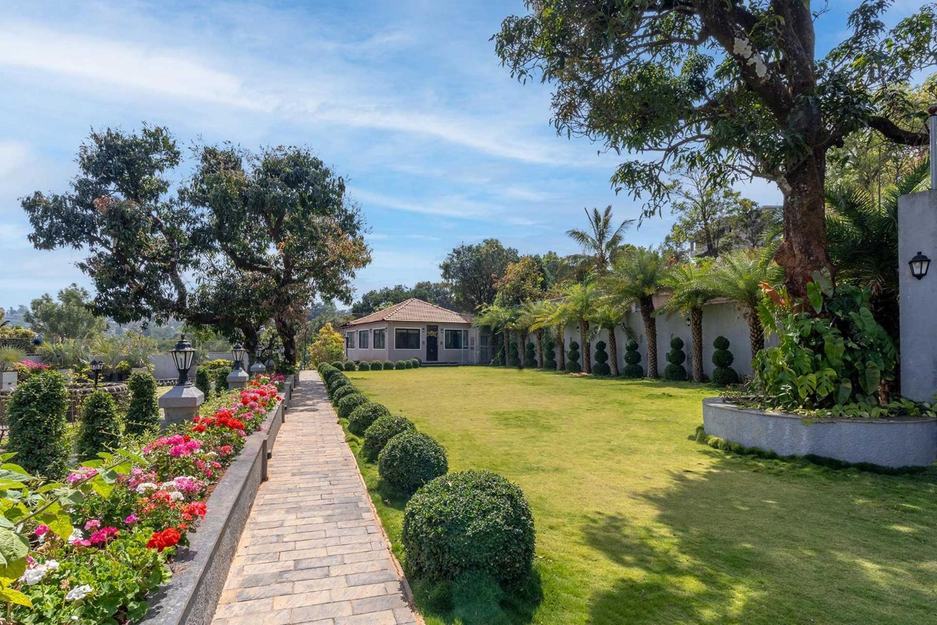 Stayvista's Lawn House At Sula Wada - Vintage-charm Cosy With Swimming Pool And Indoor Activities Panchgani