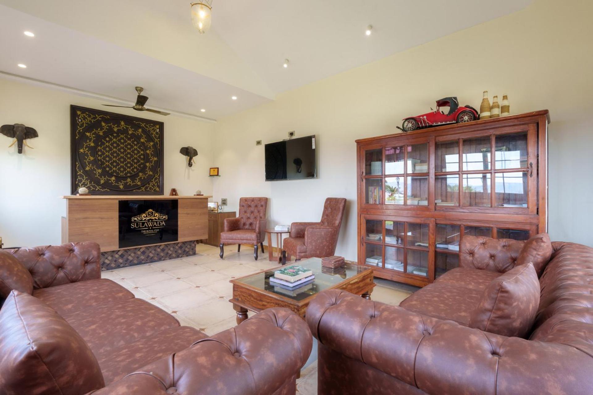 Stayvista's Lawn House At Sula Wada - Vintage-charm Cosy With Swimming Pool And Indoor Activities Villa Panchgani