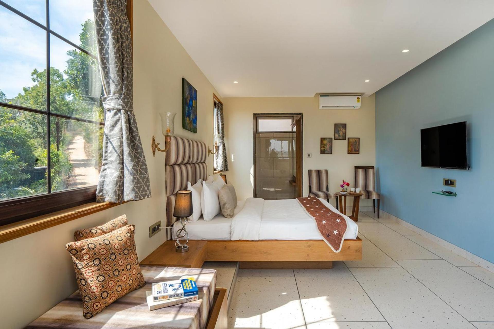 Stayvista's Lawn House At Sula Wada - Vintage-charm Cosy With Swimming Pool And Indoor Activities Villa