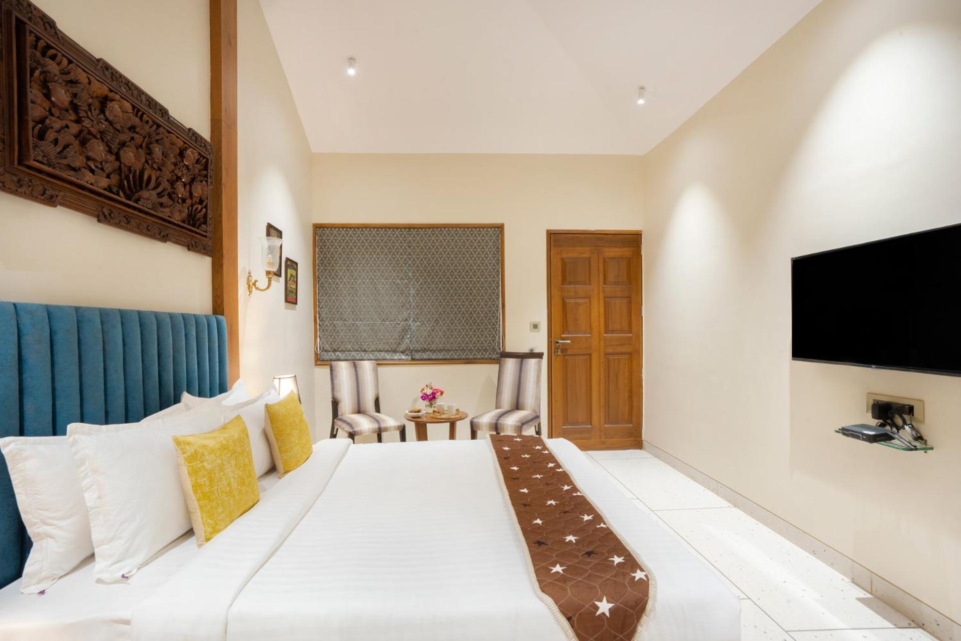 Stayvista's Lawn House At Sula Wada - Vintage-charm Cosy With Swimming Pool And Indoor Activities Villa Panchgani