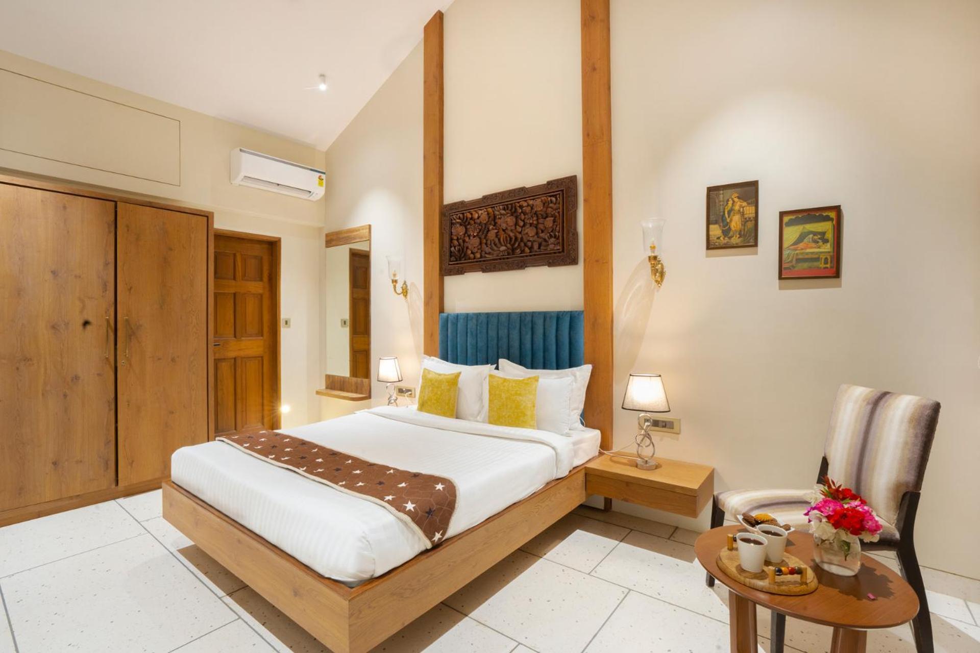 Villa Stayvista's Lawn House At Sula Wada - Vintage-charm Cosy With Swimming Pool And Indoor Activities *