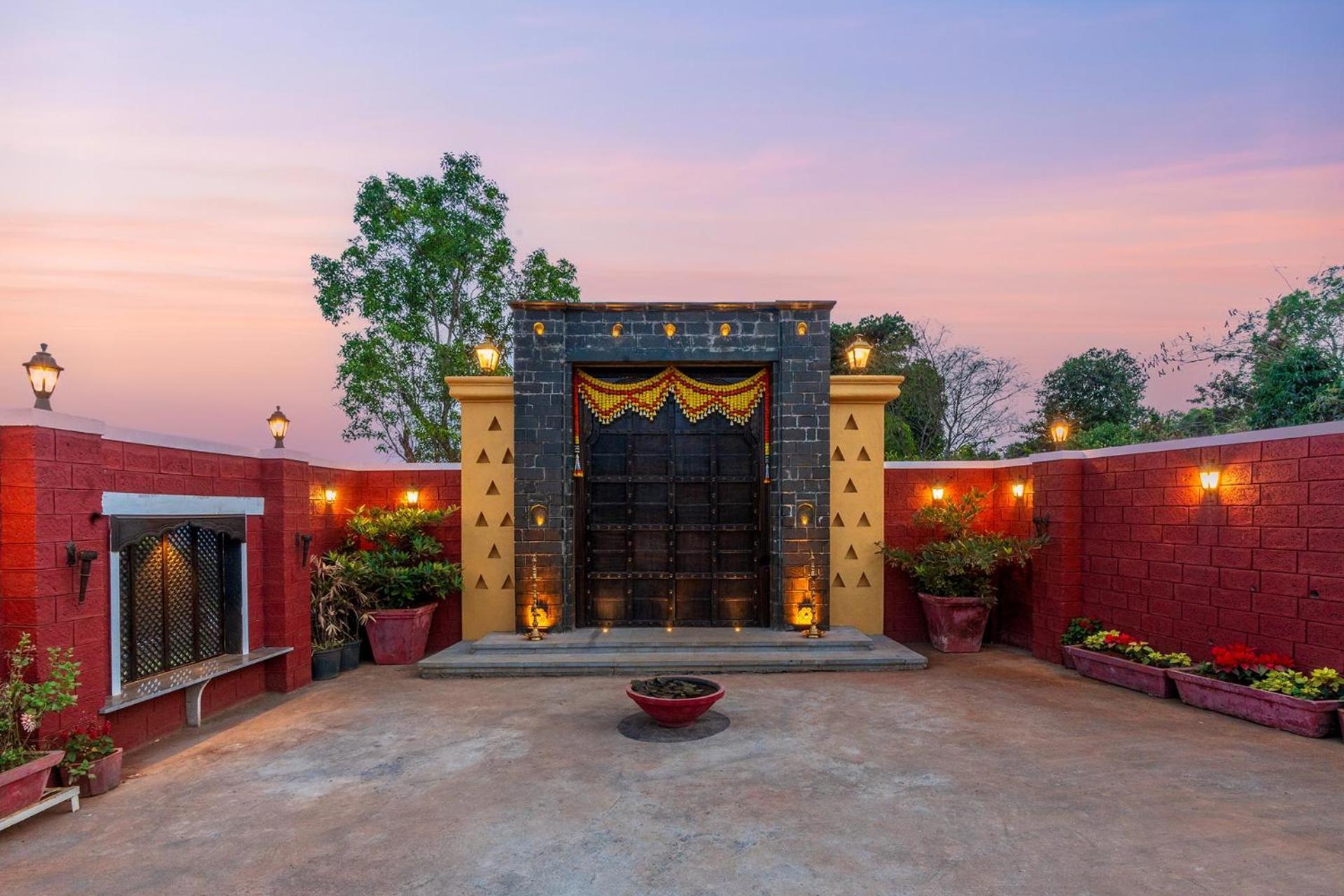Villa Stayvista's Lawn House At Sula Wada - Vintage-charm Cosy With Swimming Pool And Indoor Activities Panchgani