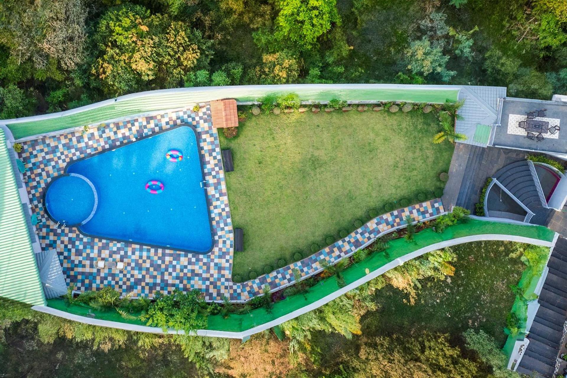 Stayvista's Lawn House At Sula Wada - Vintage-charm Cosy With Swimming Pool And Indoor Activities Panchgani