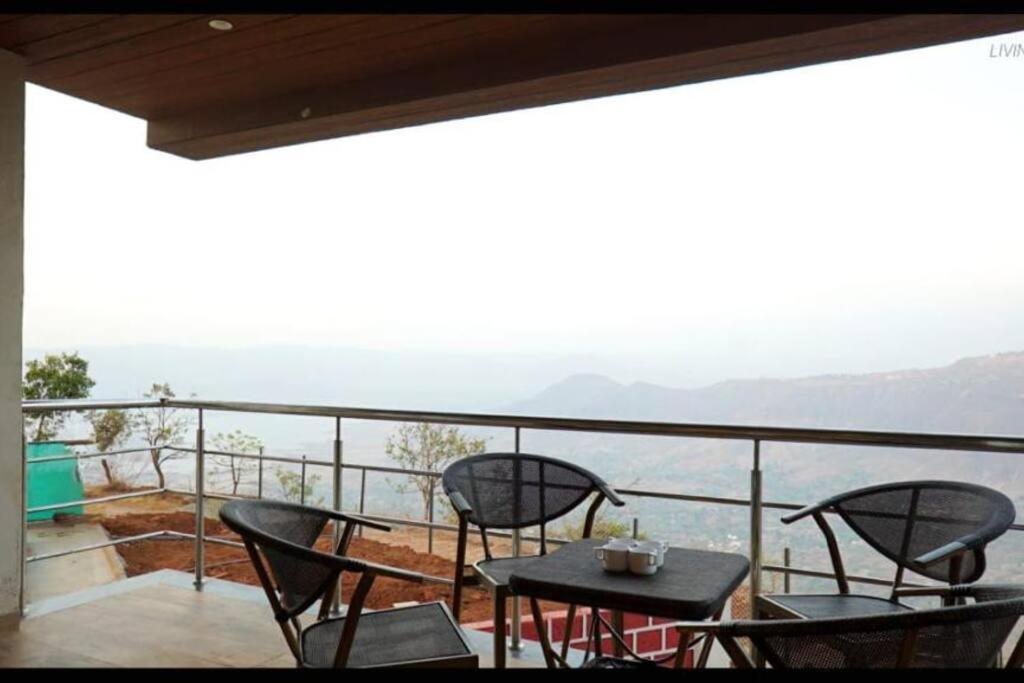 Misty Cliff Pachgani, Luxurious With Valley View Holiday home *
