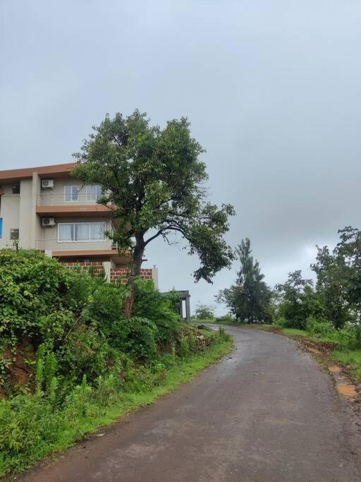 Misty Cliff Pachgani, Luxurious With Valley View Holiday home