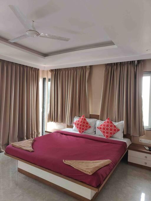 Misty Cliff Pachgani, Luxurious With Valley View Holiday home *
