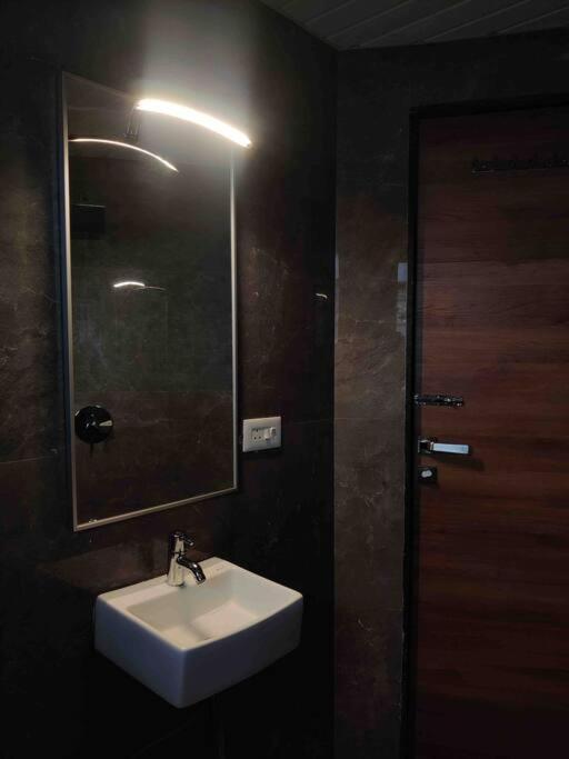 Holiday home Misty Cliff Pachgani, Luxurious With Valley View Panchgani