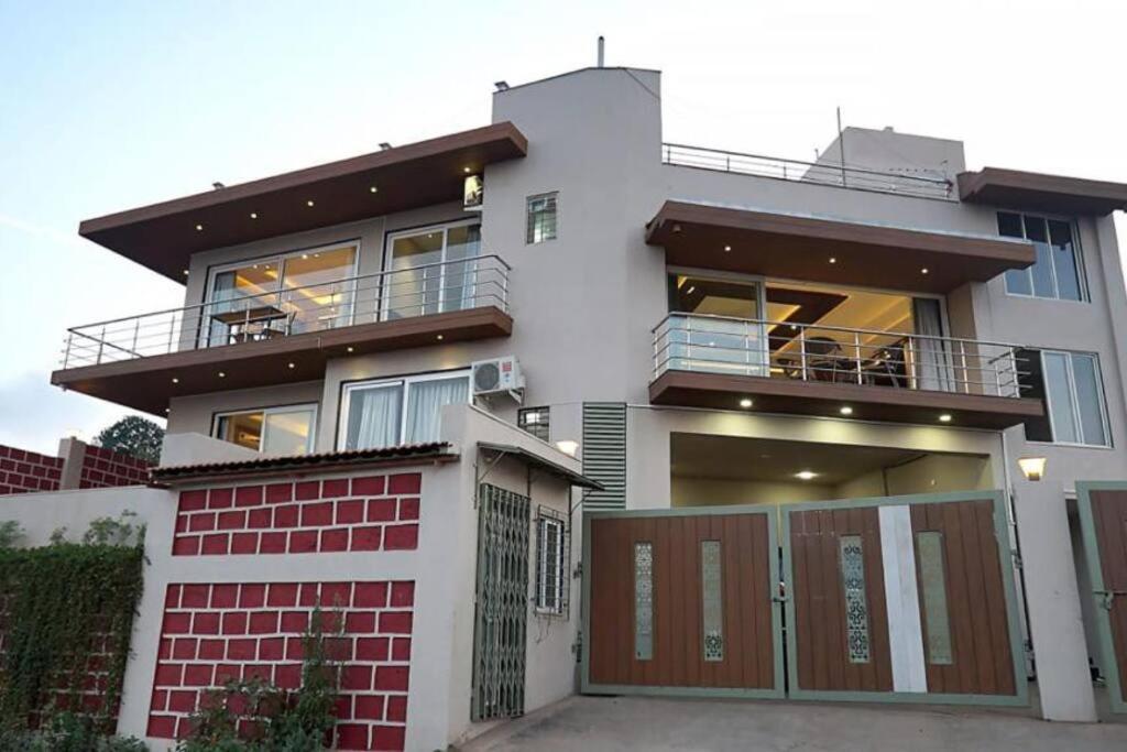 Holiday home Misty Cliff Pachgani, Luxurious With Valley View