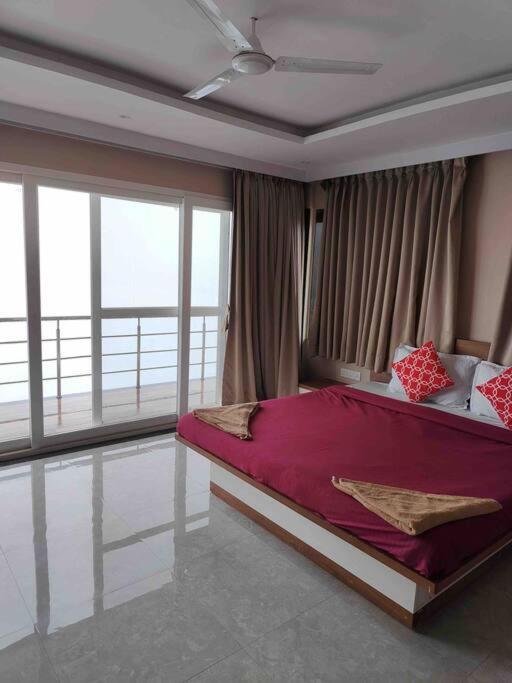 Holiday home Misty Cliff Pachgani, Luxurious With Valley View