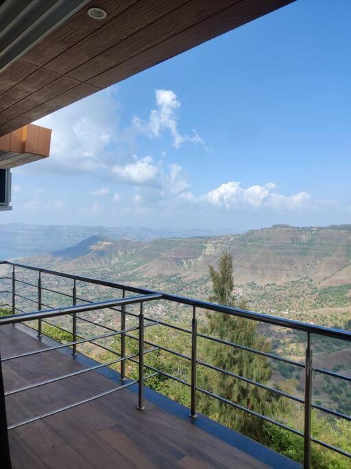 Holiday home Misty Cliff Pachgani, Luxurious With Valley View *