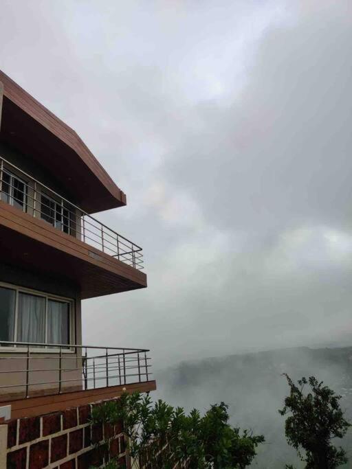 Misty Cliff Pachgani, Luxurious With Valley View *
