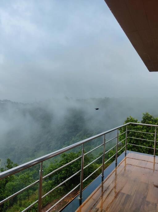 Holiday home Misty Cliff Pachgani, Luxurious With Valley View