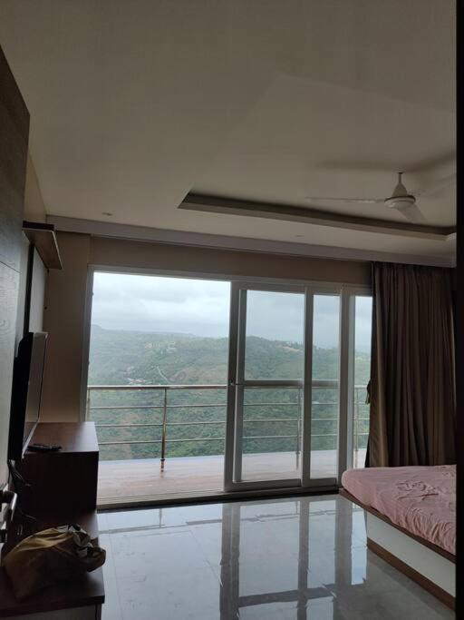 Holiday home Misty Cliff Pachgani, Luxurious With Valley View *