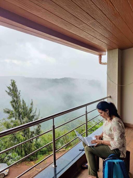 Misty Cliff Pachgani, Luxurious With Valley View Holiday home *