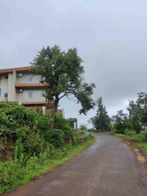Misty Cliff Pachgani, Luxurious With Valley View Holiday home