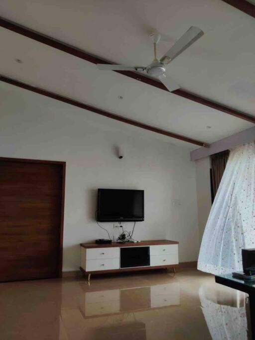 Holiday home Misty Cliff Pachgani, Luxurious With Valley View *