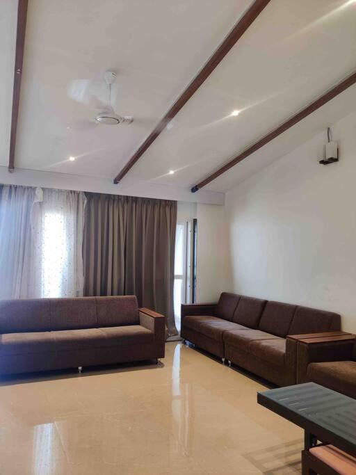 Misty Cliff Pachgani, Luxurious With Valley View Holiday home *