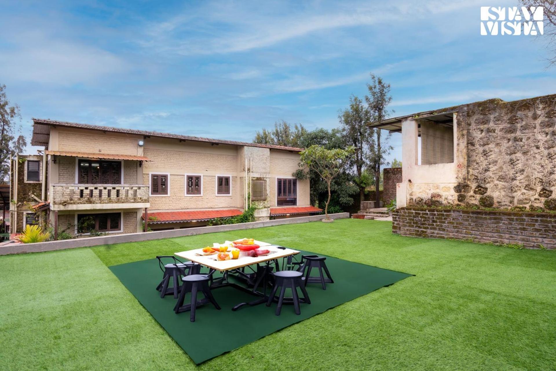 Otonia By Stayvista With Indoor Swimming Pool, Modern Interiors & A Mix Of Indoor & Outdoor Games Villa Panchgani