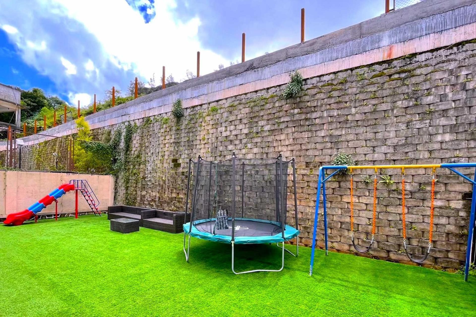 Grande Montana By Stayvista - Luxurious Hillside Featuring Pool, Theater, And Games *