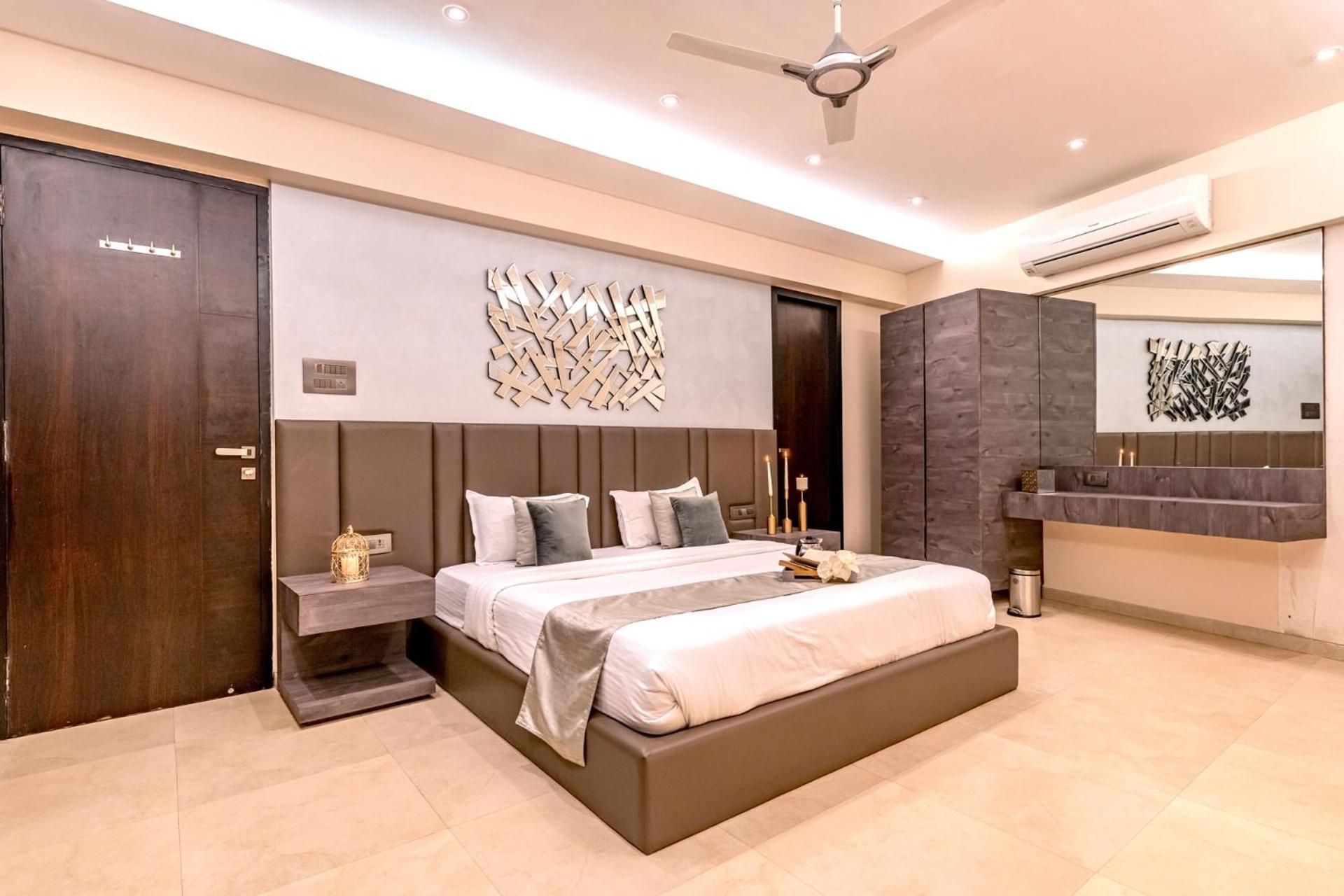 Grande Montana By Stayvista - Luxurious Hillside Featuring Pool, Theater, And Games Villa *