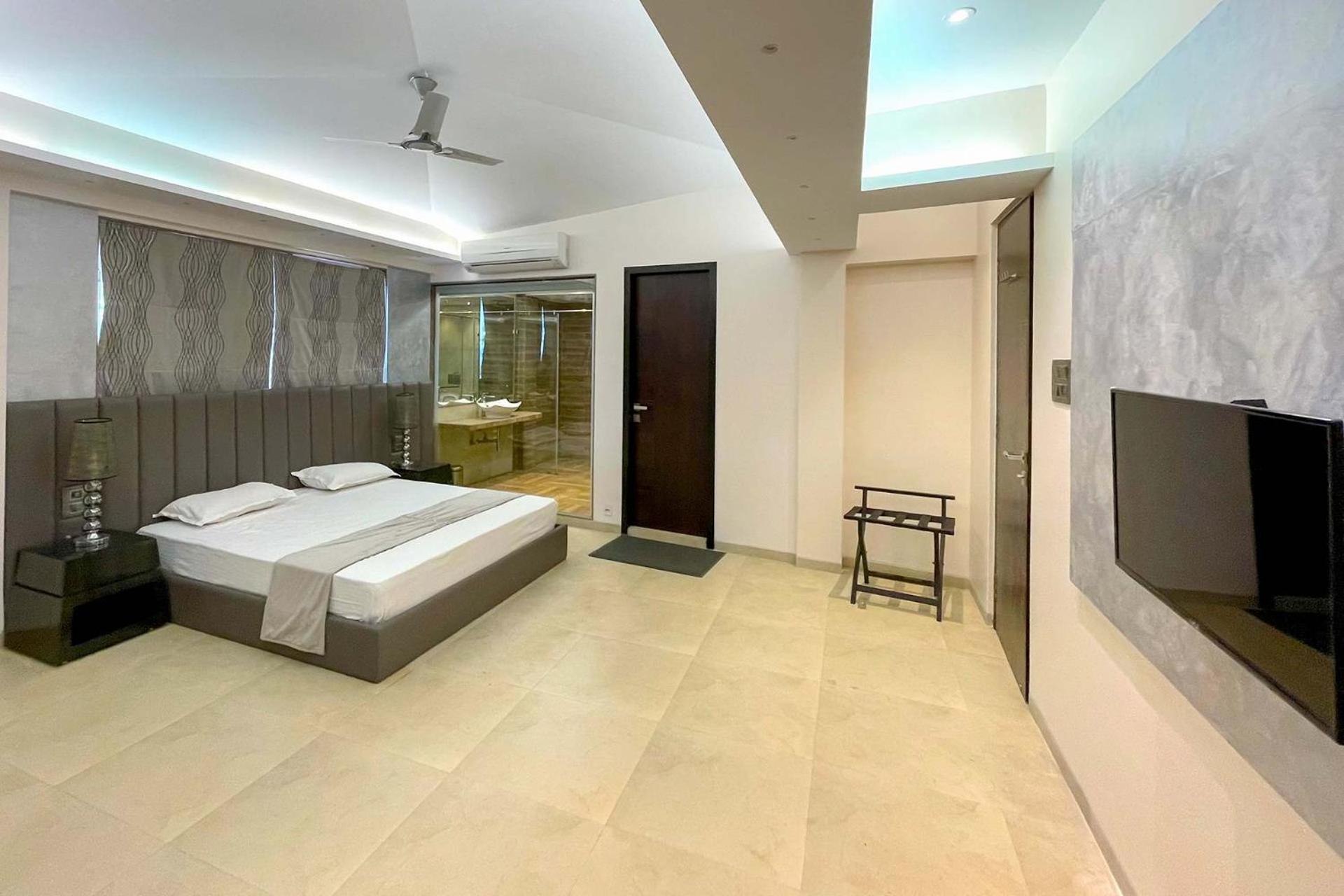 Villa Grande Montana By Stayvista - Luxurious Hillside Featuring Pool, Theater, And Games *