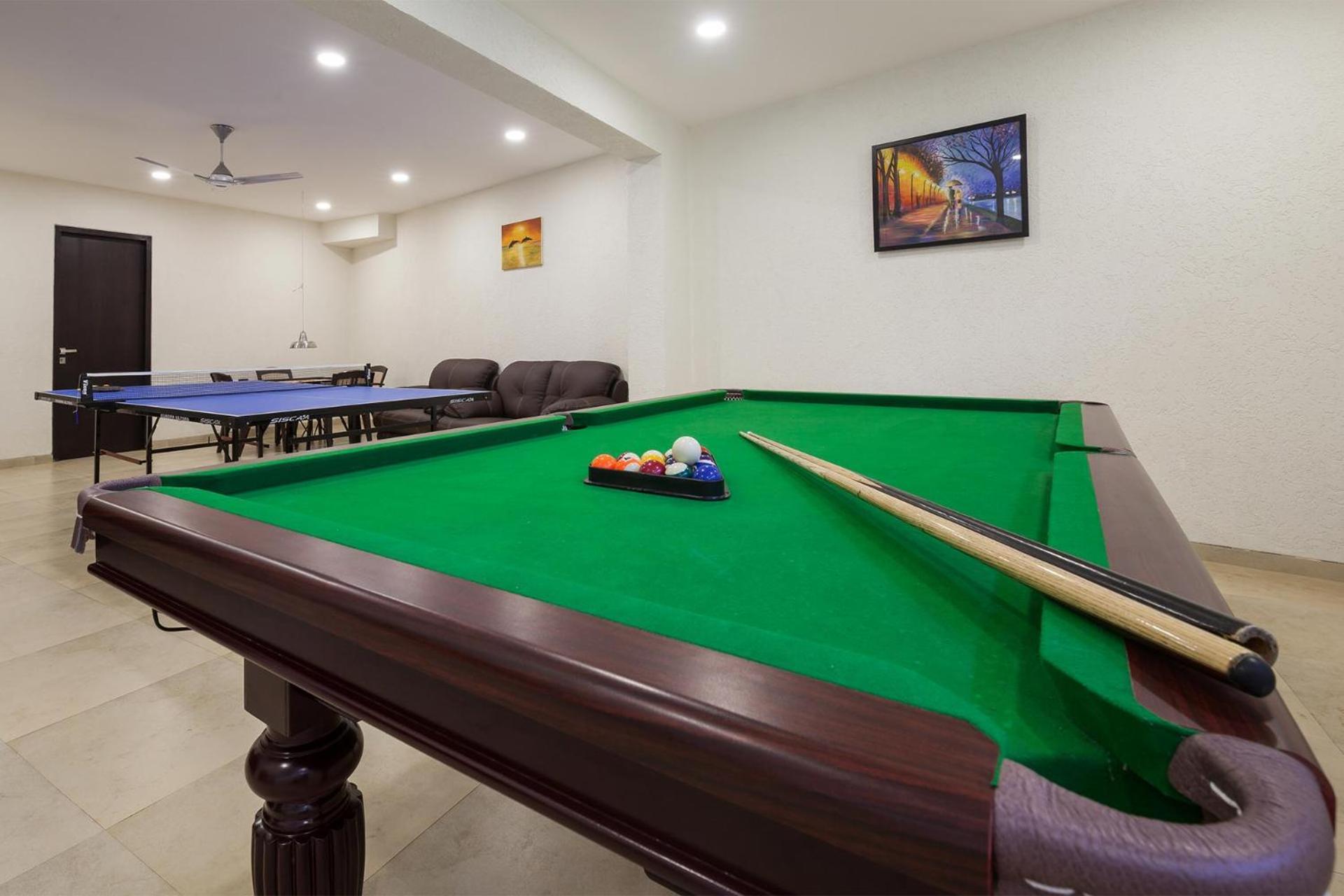Villa Grande Montana By Stayvista - Luxurious Hillside Featuring Pool, Theater, And Games *