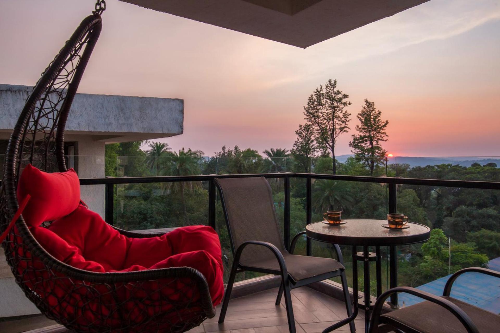 Grande Montana By Stayvista - Luxurious Hillside Featuring Pool, Theater, And Games
