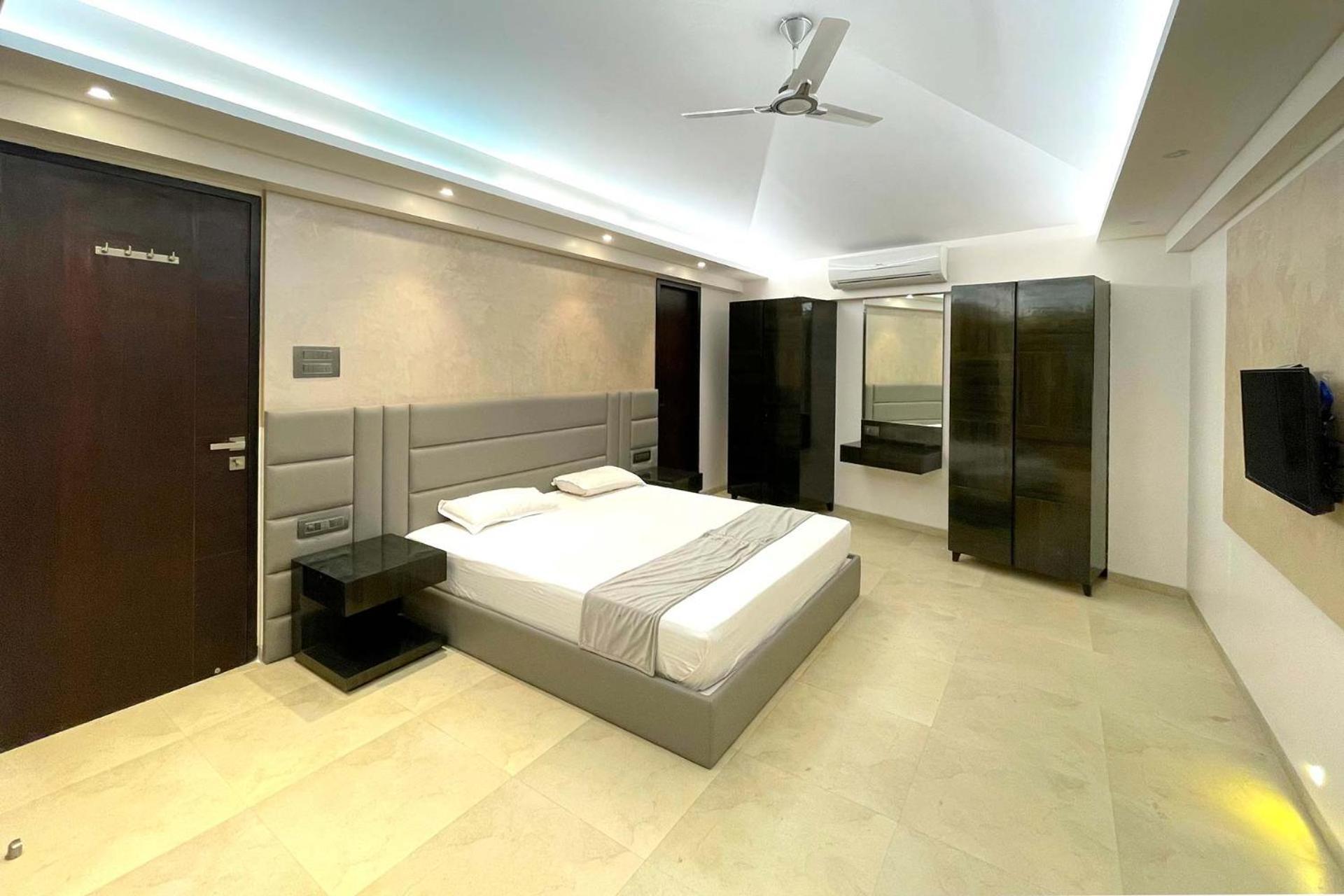 Villa Grande Montana By Stayvista - Luxurious Hillside Featuring Pool, Theater, And Games Panchgani