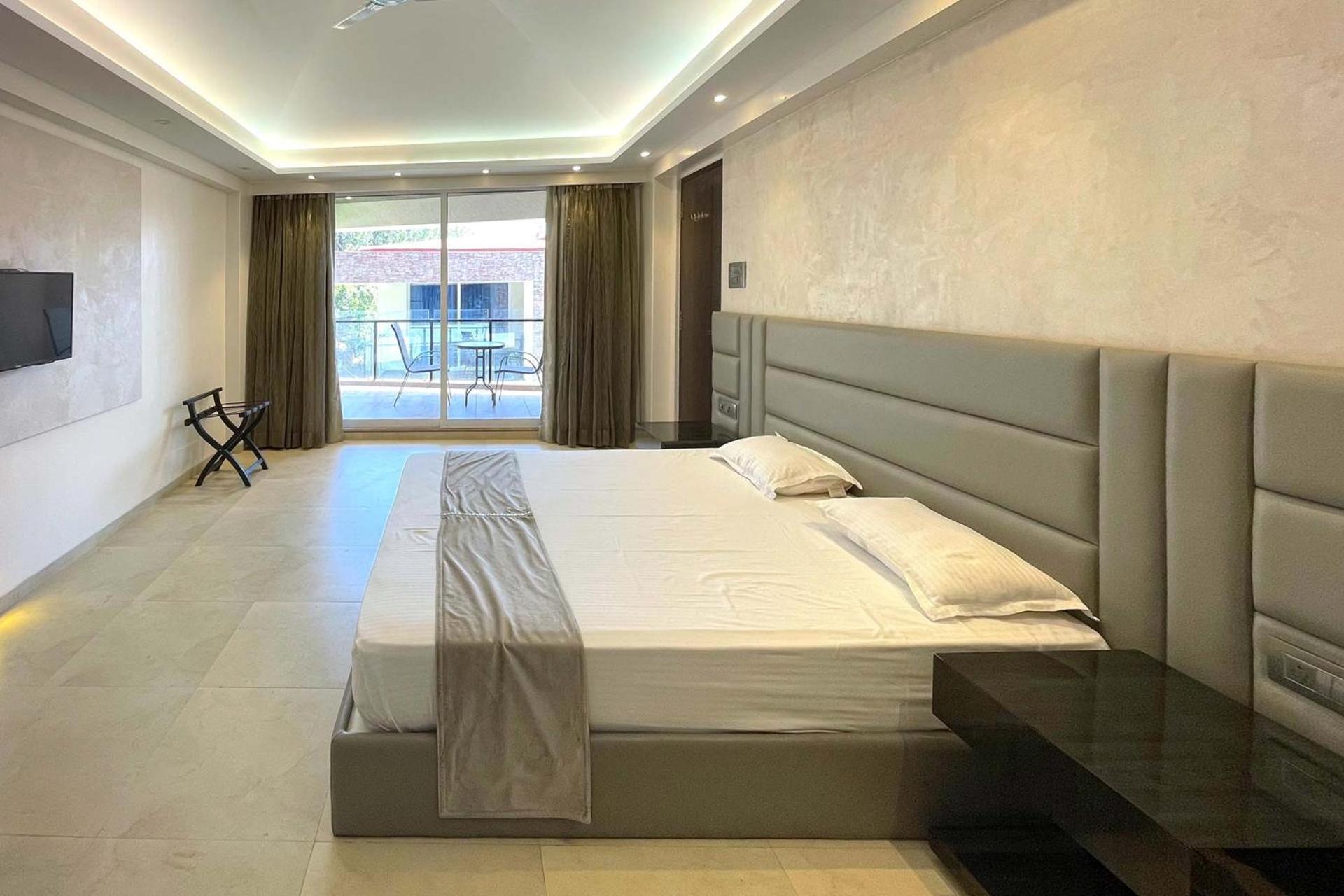 Grande Montana By Stayvista - Luxurious Hillside Featuring Pool, Theater, And Games * Panchgani