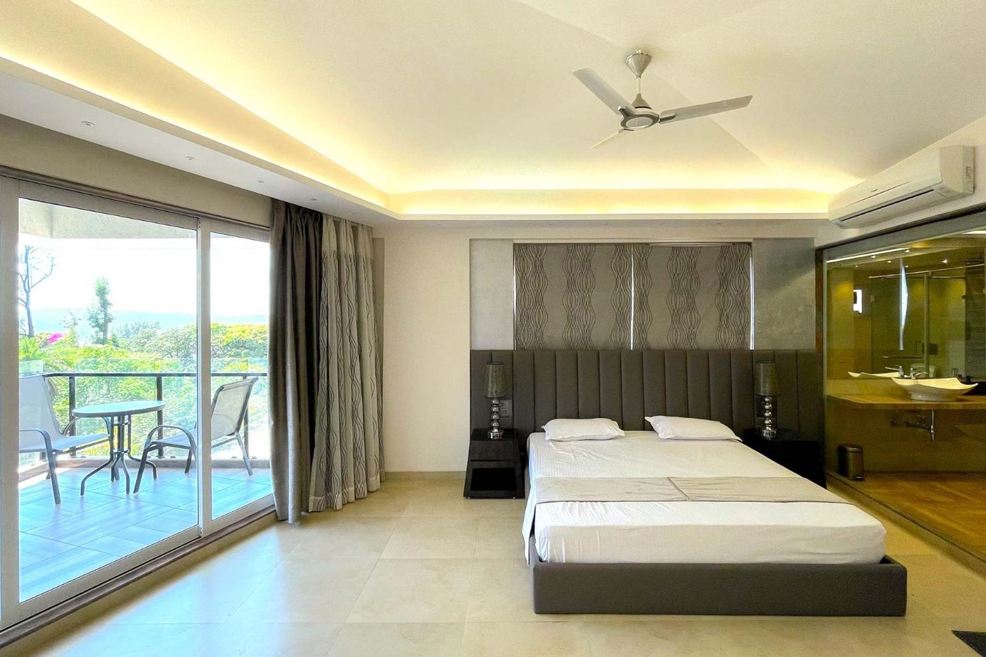 Villa Grande Montana By Stayvista - Luxurious Hillside Featuring Pool, Theater, And Games *