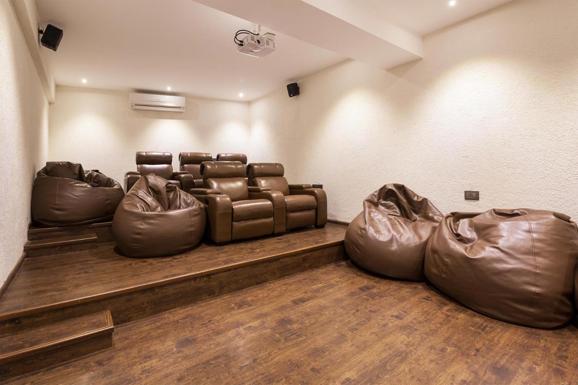 Grande Montana By Stayvista - Luxurious Hillside Featuring Pool, Theater, And Games *