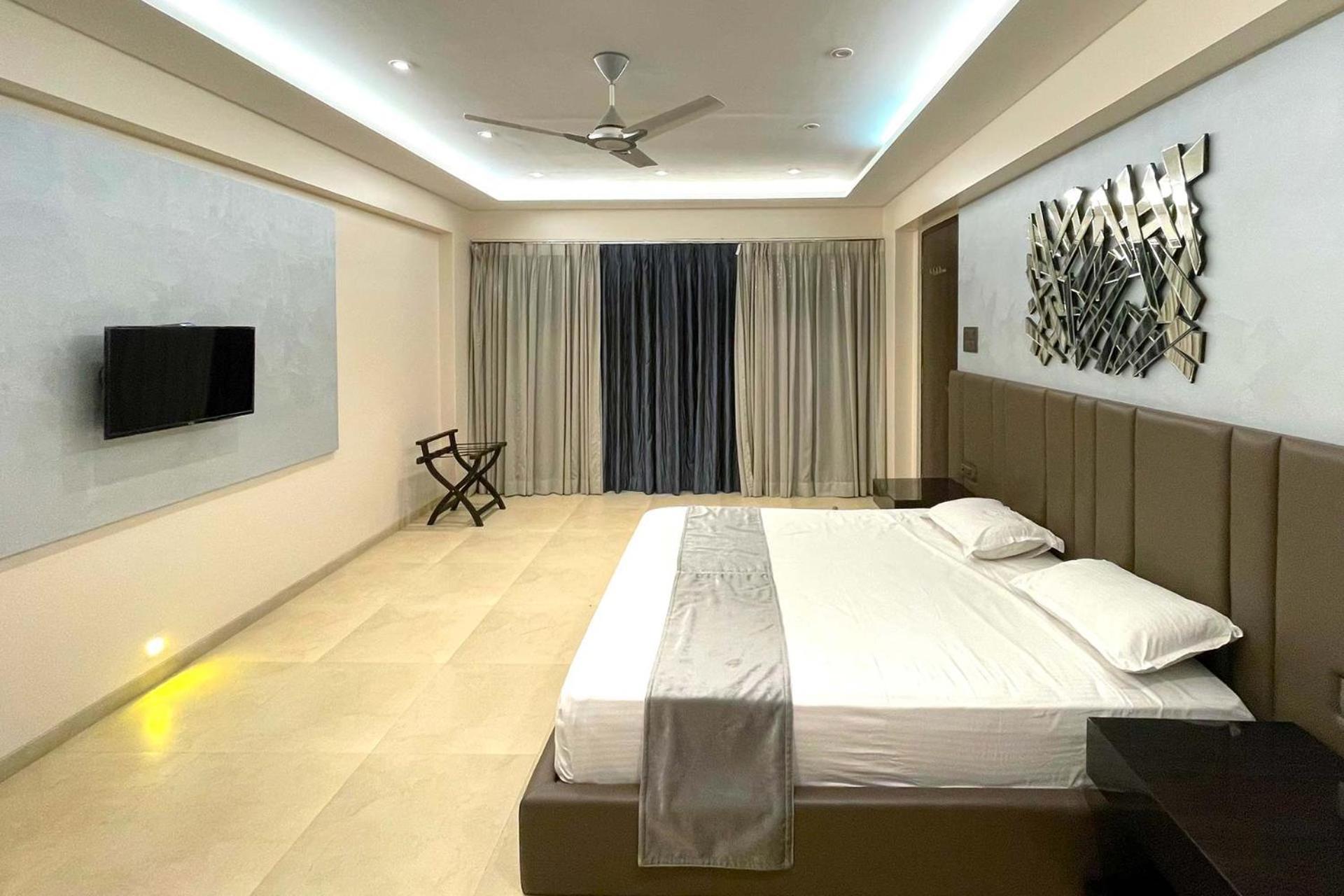 Grande Montana By Stayvista - Luxurious Hillside Featuring Pool, Theater, And Games