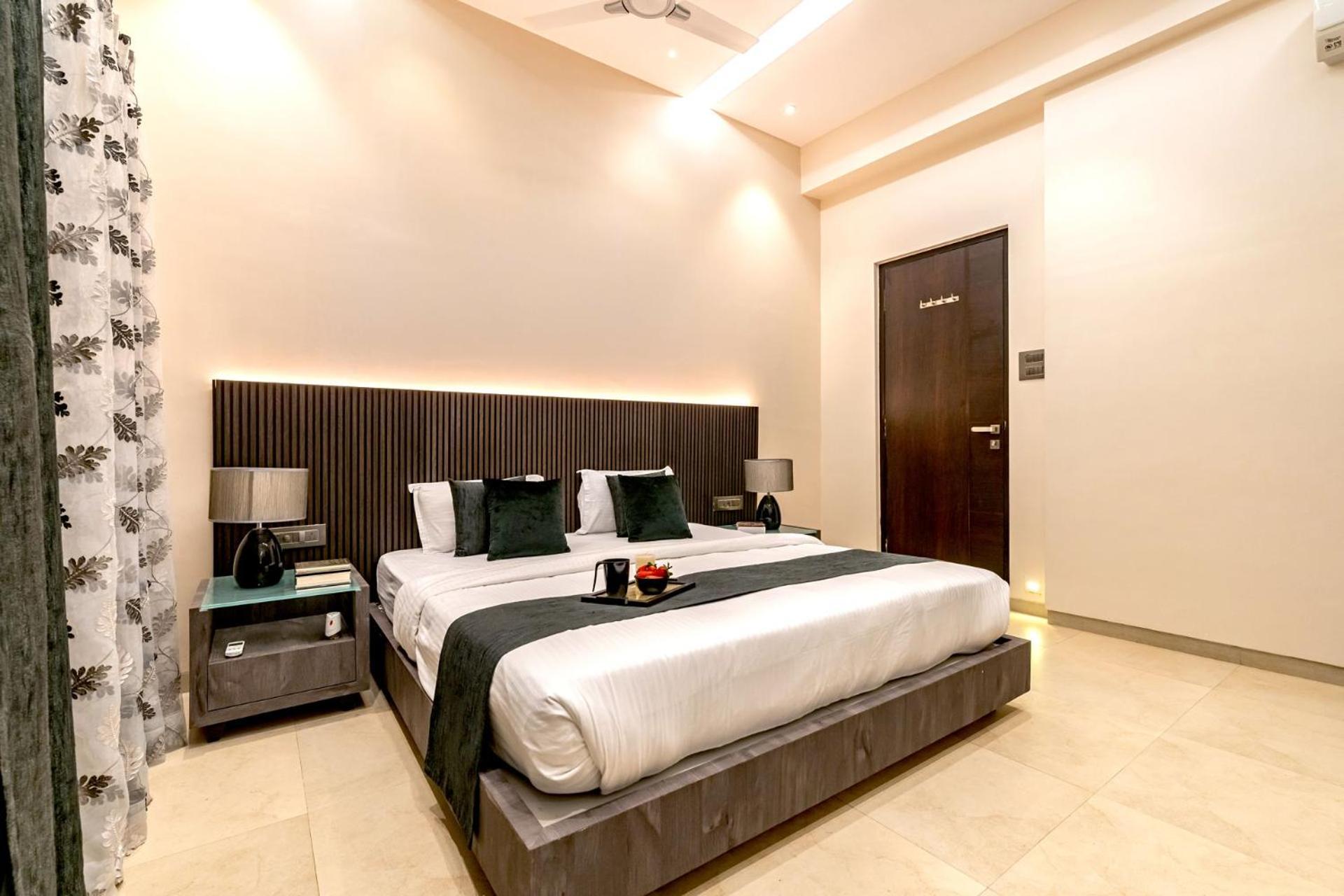 Grande Montana By Stayvista - Luxurious Hillside Featuring Pool, Theater, And Games Villa *